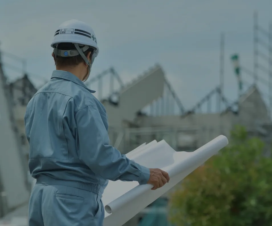 建設現場でユニフォームを着用する作業員